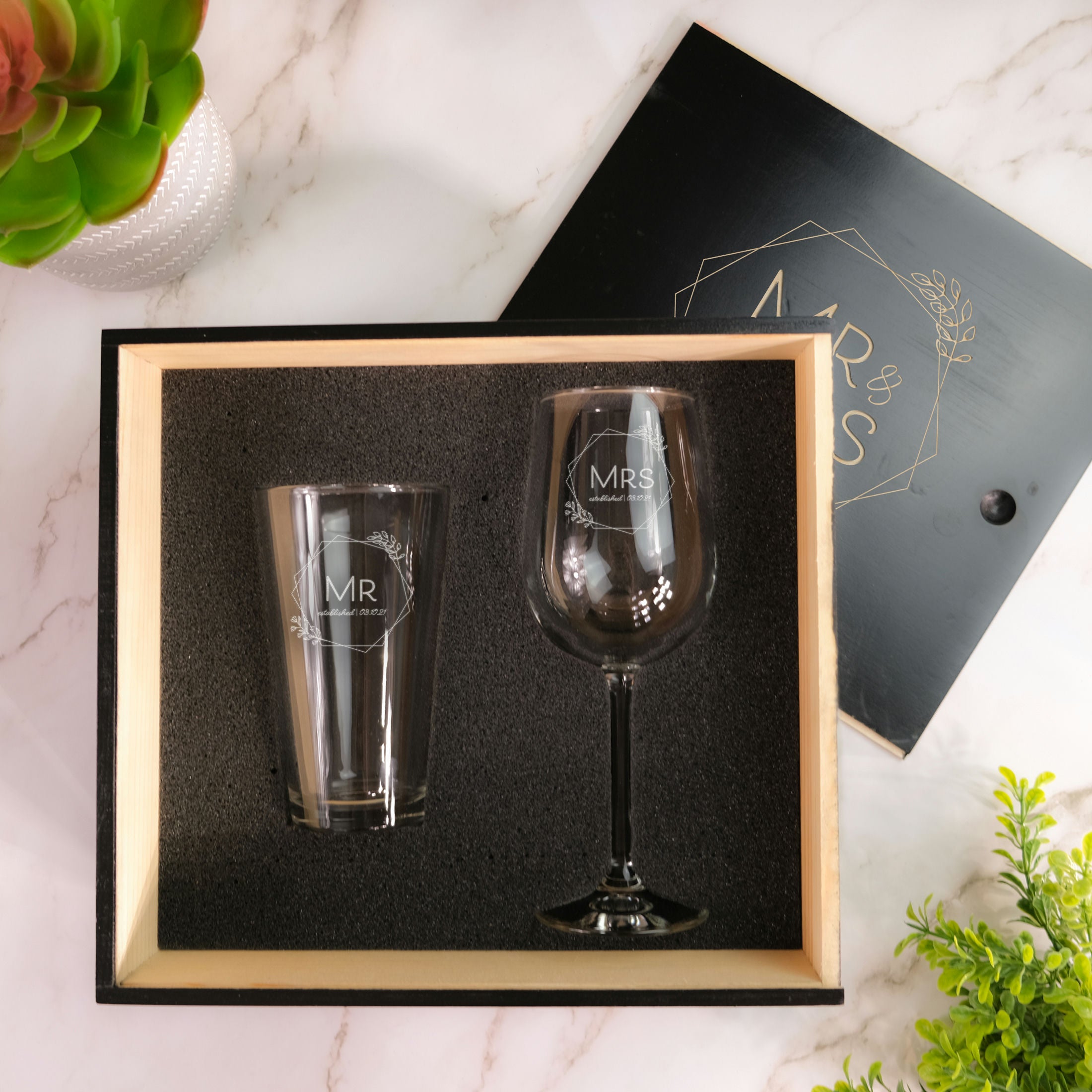 Mr & Mrs Gift Set with Pint & Stemmed Wine Glass, Design: HH5