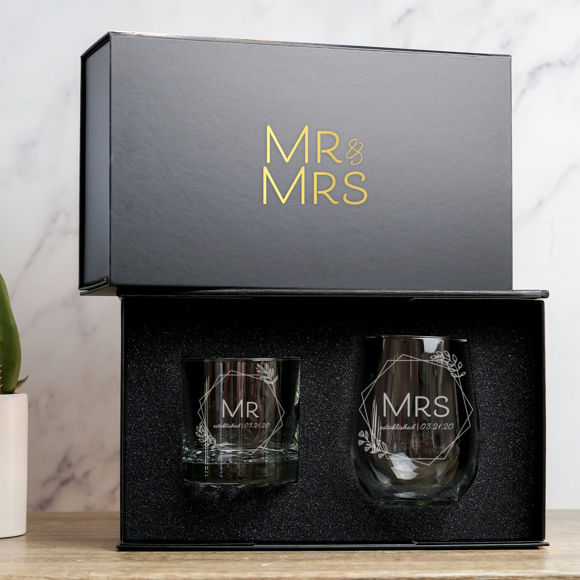 Mr and Mrs Wine and Whiskey Gift Set in Magnetic Gift Box, Design: HH5