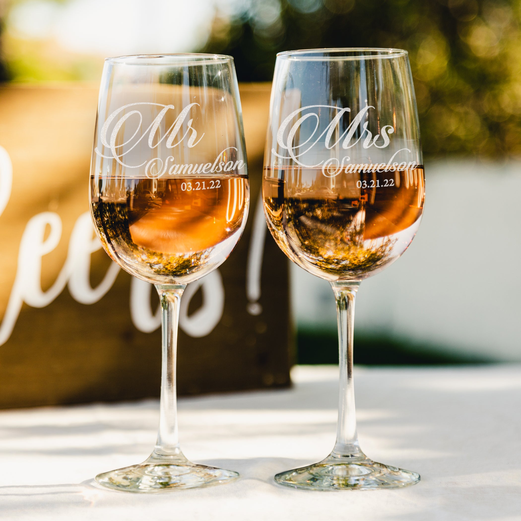 Personalized Mr & Mrs Wine Glasses - Design: HH7